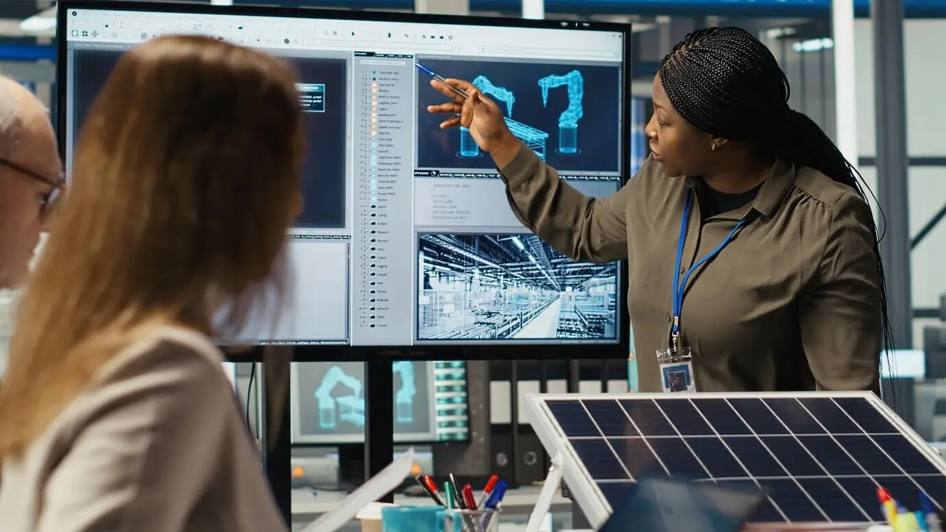 Ingenieurteam in einem Photovoltaikwerk, das die Effizienz von Solarzellen verbessert.